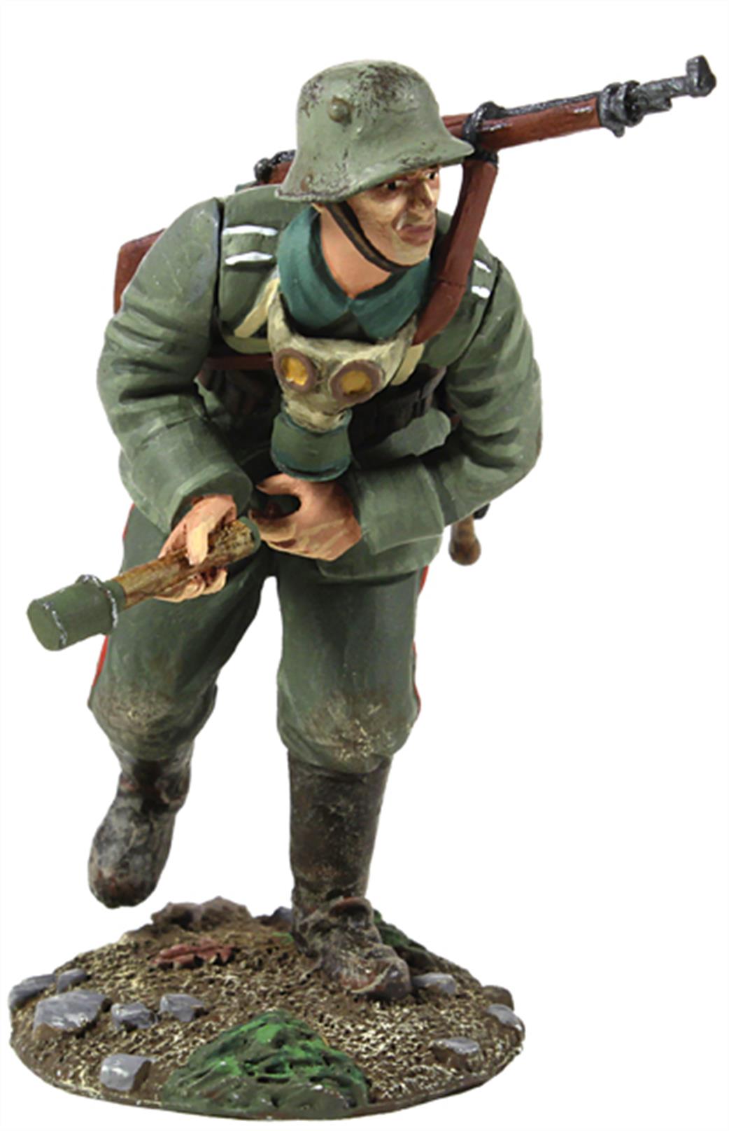 WBritain 1/30 23055 1916-18 German Infantry Figure Pulling Grenade Primer