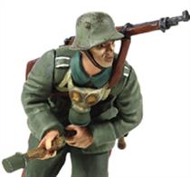 W Britain 1916-18 German Infantry Figure Pulling Grenade PrimerGerman Infantryman with gas mask about to prime grenade.1/30 ScaleMatt Finish 