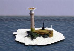 A 1/1250 scale model of the isolated Wolf Rock lighthouse to the southwest of Cornwall complete with helipad and painted in today's colours. A model of the manned lighthouse is also available (CL-L22).