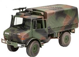 Model kit of the Unimog 2t milgl. Adapted to military requirements and extremely efficient off-road, the vehicle is used by all departments of the armed forces. Its armament is an MG 3 machine gun on a rotating ring mount.
