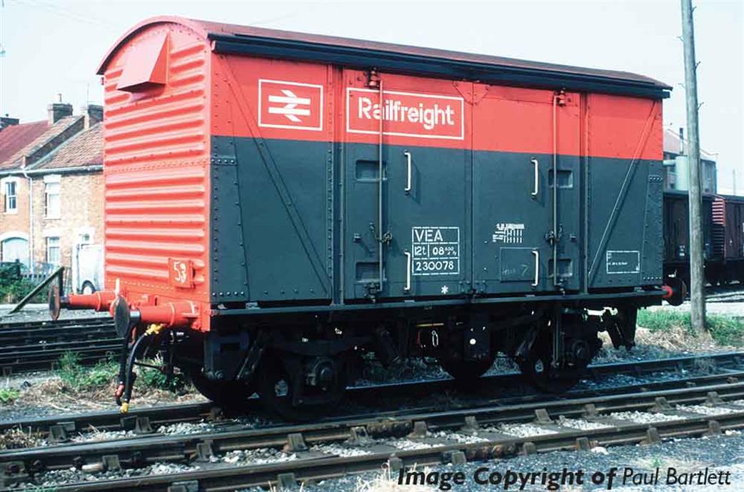 Bachmann OO 38-881 BR Railfreight 12 Ton VEA Vanwide Railfreight Grey & Flame Red