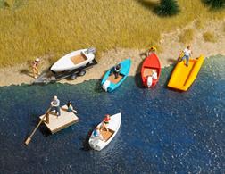 Kit for four motor boats in different colours with wooden floor and outboard motor. Matching car boat trailer and wooden raft with paddle (real wood). Incl. Inflatable boat.