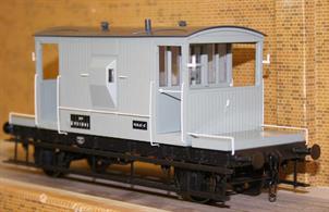 A detailed ready-to-run model of the British Railways standard 20ton goods train brake van fitted with sprung buffers and screw or instanter couplings.Model finished as van B951841 painted in BR grey livery, one of the vans fitted with spindle type buffers and plain bearings.