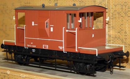 A detailed ready-to-run model of the British Railways standard 20ton goods train brake van fitted with sprung buffers and screw or instanter couplings.Model finished as van B951260 painted in BR bauxite livery, one of the vans fitted with spindle type buffers and plain bearings.
