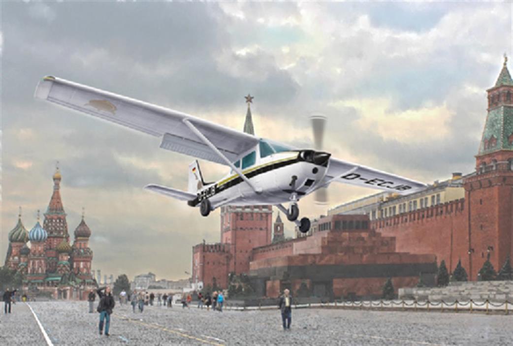 Italeri 1/48 2764 Cessna 172 Skyhawk Plane kit Landing on Red Square