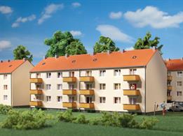 Multi-family houses like these or similar to these can be found in every region of Germany and in many other European countries. The construction set includes all parts for optional changes allowing your imagination to run free in the layout of new subdivisions.195 x 74 x 86 mm