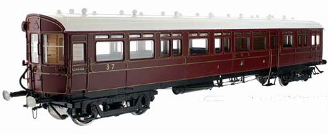 The Dapol O gauge GWR autocoach or trailer is a model of the GWR diagram N coaches numbers 36 to 41 built in 1907. These 59'6" driving trailer coaches remained in service until 1956/7 working with 48xx/14xx and 64xx class locomotives.This model of car 37 is finished in the GWR lined crimson livery introduced in 1912 and applied until the grouping in 1922. Panelling is picked out with the lining and the garter crests are carried.