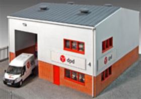 Wills OO Gauge SSM322 DPD Distribution Depot Building KitBuilding FootprintStand alone building : 168 x 168mm (6 5/8in square)Low relief structure : up to 336mm length x 84mm width (13 1/4in x 3 5/16in) DPD Ford Transit and Securtiy Fences not Included