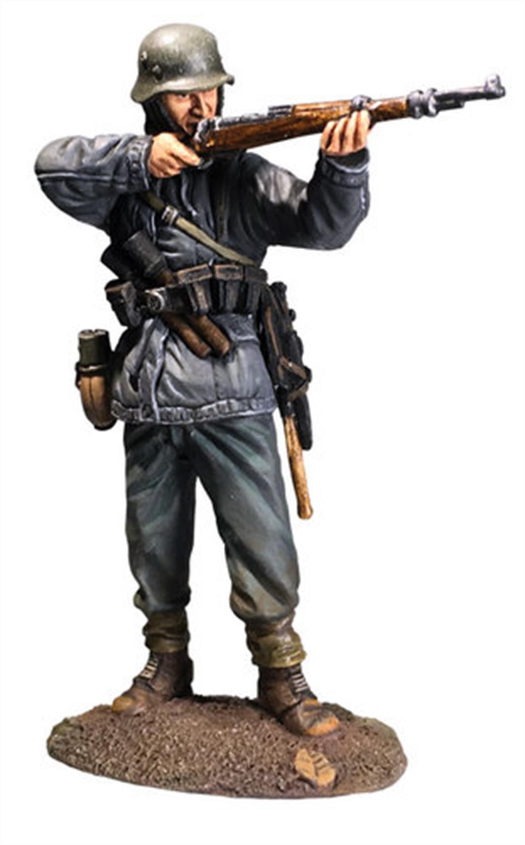 WBritain 1/40 25078 German Soldier Standing Firing K98 in Parka WW2 Figure