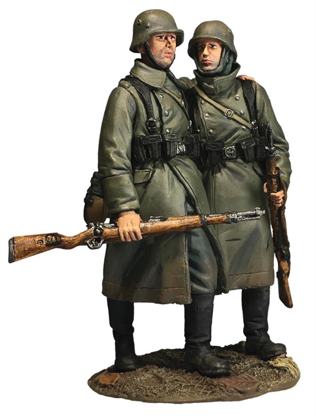 WBritain 1/30 25060 German Soldier Helping Wounded Comrade in Greatcoat 2 Piece Set