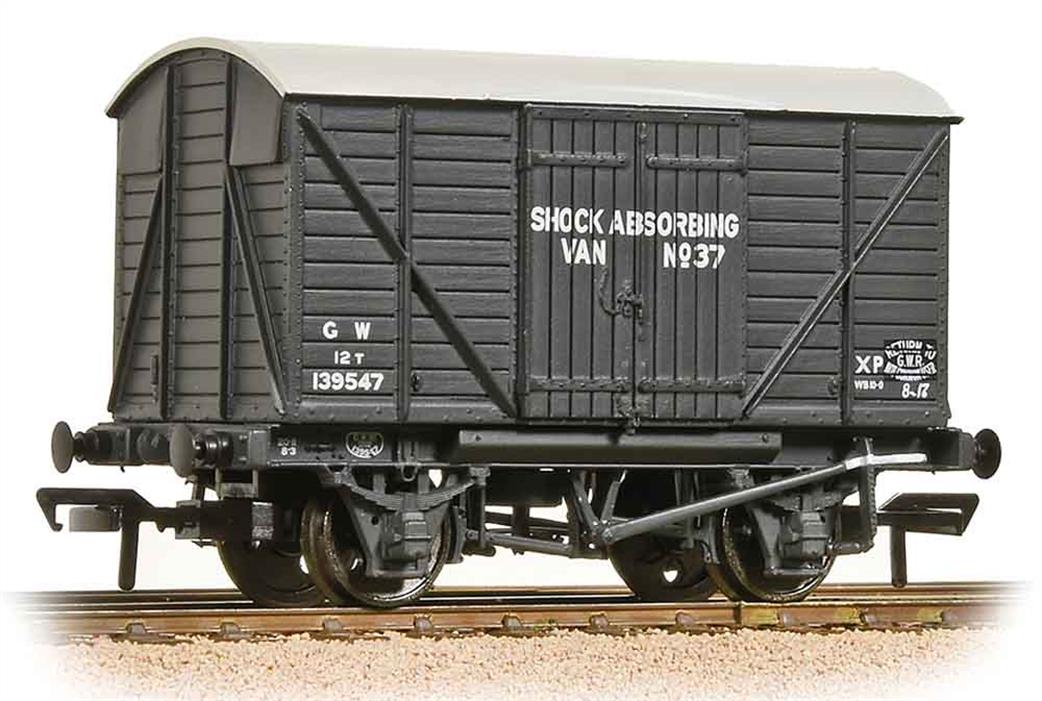 Bachmann 37-904A GWR 12ton Covered Shock Absorbing Box Van Planked Ends OO