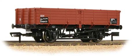 A highly detailed model of the BR design 12-ton pipe wagon painted in the 1970s era bauxite brown livery with TOPS lettering. These long drop-side wagons were a useful high capacity open goods wagon originally designed to convey pipes. A large number were built in the 1950s as post-WW2 reconstruction got underway and the mains sewer network was expanded, modernised and pipes renewed.Era 5 1957-1966