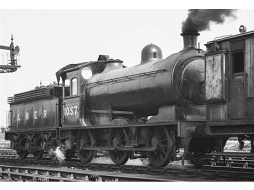 Oxford Rail OR76J26001XS LNER 1057 Class J26 0-6-0 Goods Engine Plain Black DCC & Sound OO