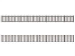 35¼in)Pack of modern palisade security fencing, as used around secure compounds like electricity substations and alongside the railway in towns and cities to prevent trespassing.Park contains plain straight fencing panels to make a fence up to 896mm (35¼in) long.