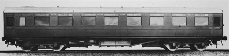Maunsell’s diagram 2652 third class dining saloons were built in 1927 to provide an area for third class passengers to make use of the kitchen services provided in first class kitchen/dining coaches. The exterior of the coaches utilised the ‘low-window’ Maunsell styling, with ventilators above the windows and doors at each end which were gently recessed to accommodate their grab handles within gauging limits. Inside, each coach could accommodate 64 diners and two toilets were located at the end of the coach furthest away from the kitchen/dining first coach. Whereas a further 40 kitchen/dining firsts were built to the same ‘low-window’ style from 1929 onwards, accompanying third class dining was felt to be better served by the new ‘high-window’ open third saloons and as a consequence, from 1930, the six third class restaurant dining saloons were reclassified as open thirds