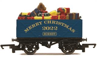 Celebrate Christmas 2022 with this wonderful Hornby wagon. This is a brilliant way to bring some festive cheer and is just as suited as a collectable, on a layout or on the floor circling around your Christmas tree.