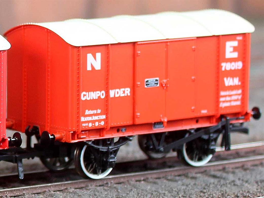 Rapido Trains 908028 North Eastern Railway 78019 Iron Bodied Gunpowder Van Red OO