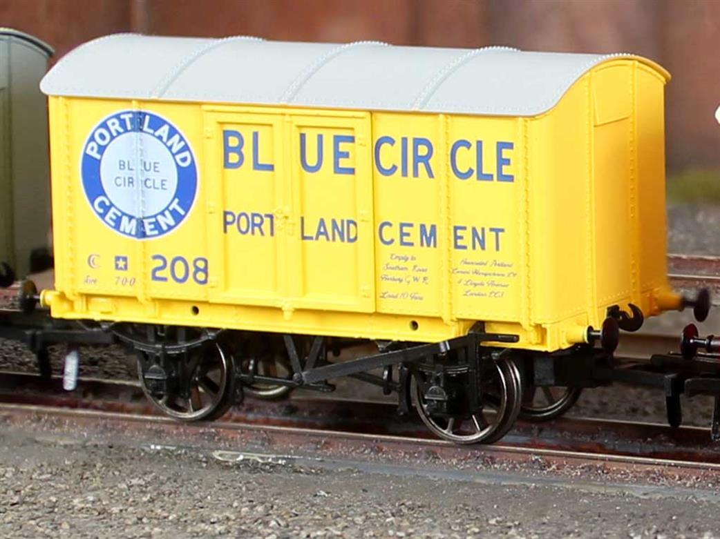 Rapido Trains OO 908030 BPCM Blue Circle Cement 208 Iron Bodied Cement Van Yellow