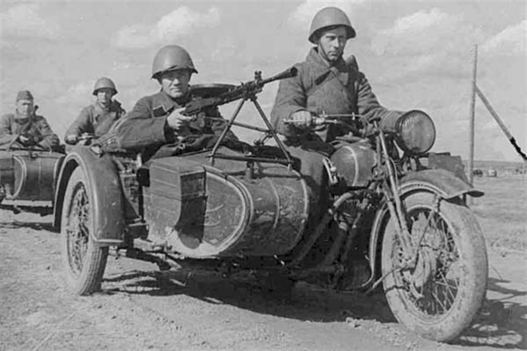 Zvezda 1/72 6277 Soviet Motorcycle M-72 with sidecar & crew WWII