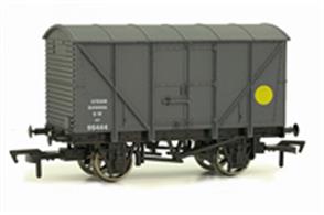 Dapol 4F-016-009 00 Gauge GWR Banana VanA detailed model of an insulated banana van painted in Great Western goods grey. Banana vans were fitted with heating equipment to help ripen their loads