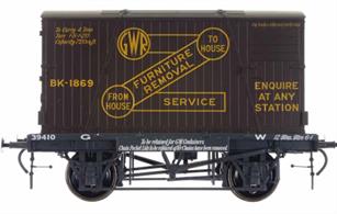 Model of the GWRs later H7 diagram container flat wagon or Conflat, a purpose-built flat wagon with securing points and rings for containers and storage pockets for the securing shackles. The H7 design with a 10ft wheelbase chassis and vacuum train brakes was intended for use in the GWRs network of overnight fast goods services, providing both door-to-door and next day delivery between the towns and cities served by the GWR.