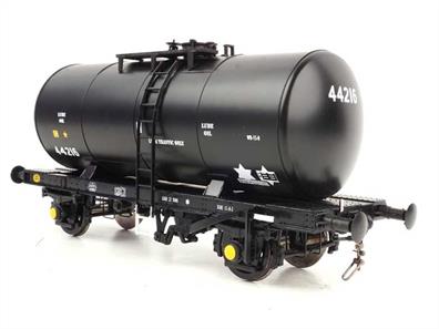 Heljan O Gauge 1019 35-tonne 4-Wheel Class B Oil Tank Wagon Esso Lube Traffic Only Black