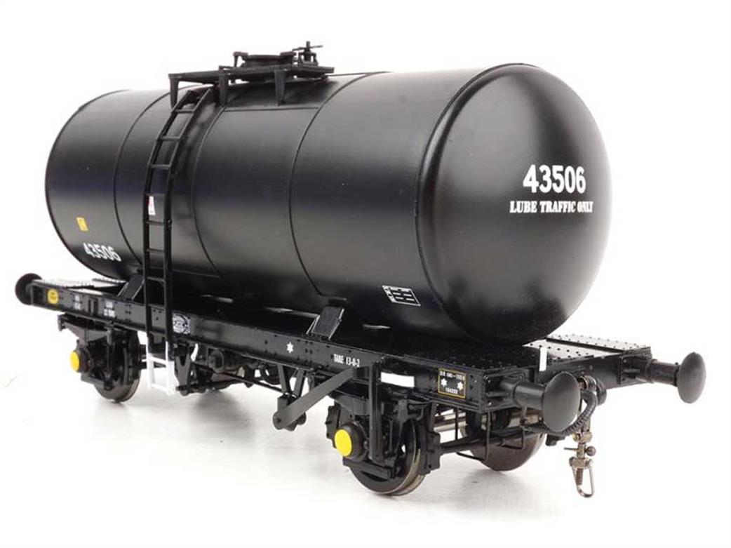 Heljan O Gauge 1020 35-tonne 4-Wheel Class B Oil Tank Wagon Black Unbranded Lube Oil Traffic