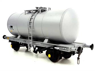 Heljan O Gauge 1022 35-tonne 4-Wheel Class B Oil Tank Wagon ICI Molasses Red/Grey 1