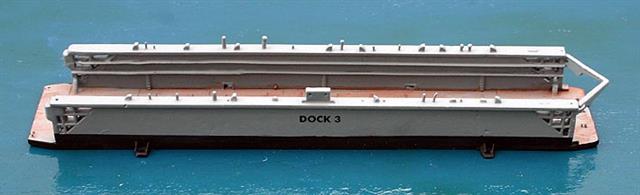 Floating Drydock 3 was used at the Howaldswerk shipyard for many years before being moved to Wilhelmshaven. The 1/1250 scale model is finished in grey with a weathered deck Alk252.