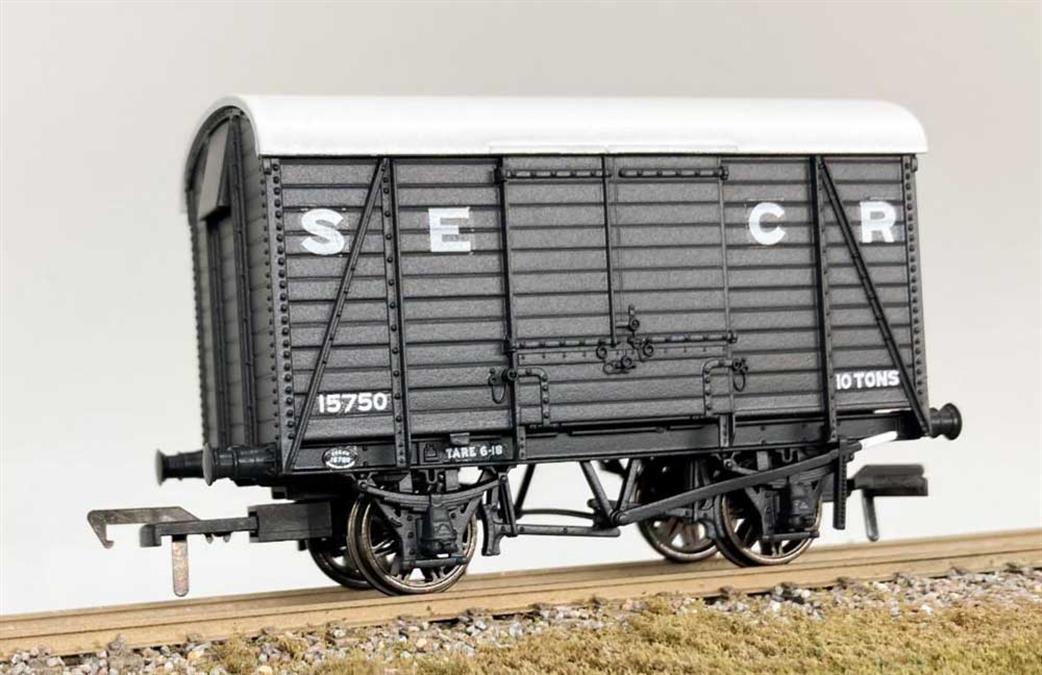 Rapido Trains 927011 SECR 15750 Dia.1426 Covered Box Van SECR Grey Preserved OO