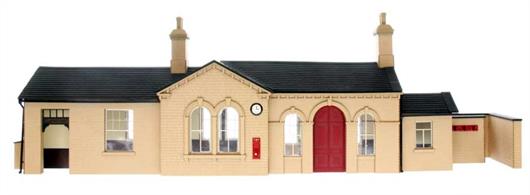 New mixed media kit building a model of a Midland Railway station building based on Oakworth station, Keighley &amp; Worth Valley Railway.This kit features pre-printed laser cut walls with moulded plastic and 3D printed detail parts including door and windows frame and glazing. Based on Oakworth station building built by the KWVR, opened in 1867. Leased by the MR in 1881 and absorbed into the LMS in 1923. Closed by BR in 1962, reopened in 1968 by the K&amp;WVR preservation society. Footprint size 522mm x 144mm