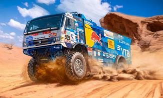 Kamaz has dominated this category at the Dakar Rallye with it´s all – wheel drive trucks for several years. The Kamaz “43509 Master” won the truck category for the first time in 2019. This truck is powered by a 12,9 liter six cylinder diesel in -line engine with 1050 hp and has a weight of 8.530 kg. Kit consists of 275 parts Tires in flexible plastic Detailed engine included Model length: 21cm Decals for one Dakar Rallye vehicle