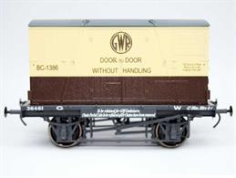 Model of the GWRs later H7 diagram container flat wagon or Conflat, a purpose-built flat wagon with securing points and rings for containers and storage pockets for the securing shackles. The H7 design with a 10ft wheelbase chassis and vacuum train brakes was intended for use in the GWRs network of overnight fast goods services, providing both door-to-door and next day delivery between the towns and cities served by the GWR.This model of vacuum brake fitted conflat 36461 features GWR container BC-1386 in chocolate and cream livery.