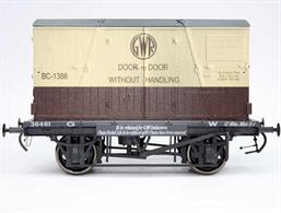 Model of the GWRs later H7 diagram container flat wagon or Conflat, a purpose-built flat wagon with securing points and rings for containers and storage pockets for the securing shackles. The H7 design with a 10ft wheelbase chassis and vacuum train brakes was intended for use in the GWRs network of overnight fast goods services, providing both door-to-door and next day delivery between the towns and cities served by the GWR.This model of vacuum brake fitted conflat 36461 features GWR container BC-1386 in chocolate and cream livery. Weathered finish.