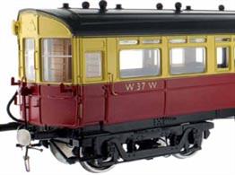 A highly detailed model of the GWR diagram N driving trailer or auto coaches built in 1907 to diagram N numbered 37 to 41. These wood bodied coaches featured the panelled construction of the period which Dapol are faithfully reproducing, along with fully detailed interior including driving cab with controls and saloons with their mix of side bench and cross seating bays. The underframe carries retractable steps, brake fittings and gas reservoirs for the lighting, complemented by detailed reproductions of the GWR 'American' bogies with their prominent drop-equaliser beams.This model is finished in the British Railways crimson and cream livery, 1948-1957. DCC sound fitted.