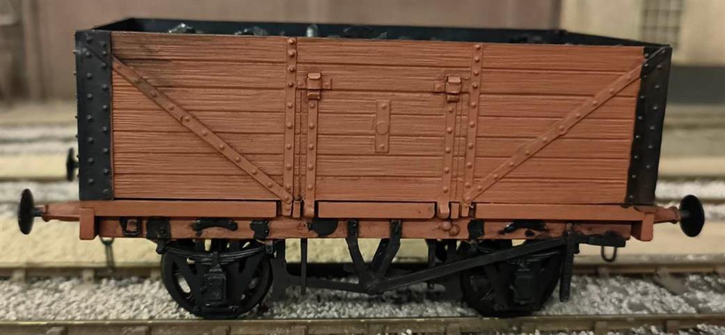 Preowned O Gauge WAGON29 Three Aitch Mouldings 7 Plank Red unbranded
