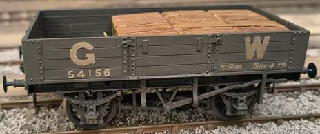 WAGON57 O Gauge Peco Kit Built W-604 GWR 10t 4 Plank Open Wagon 54156 With LoadBuilt to a good standard lightly weathered