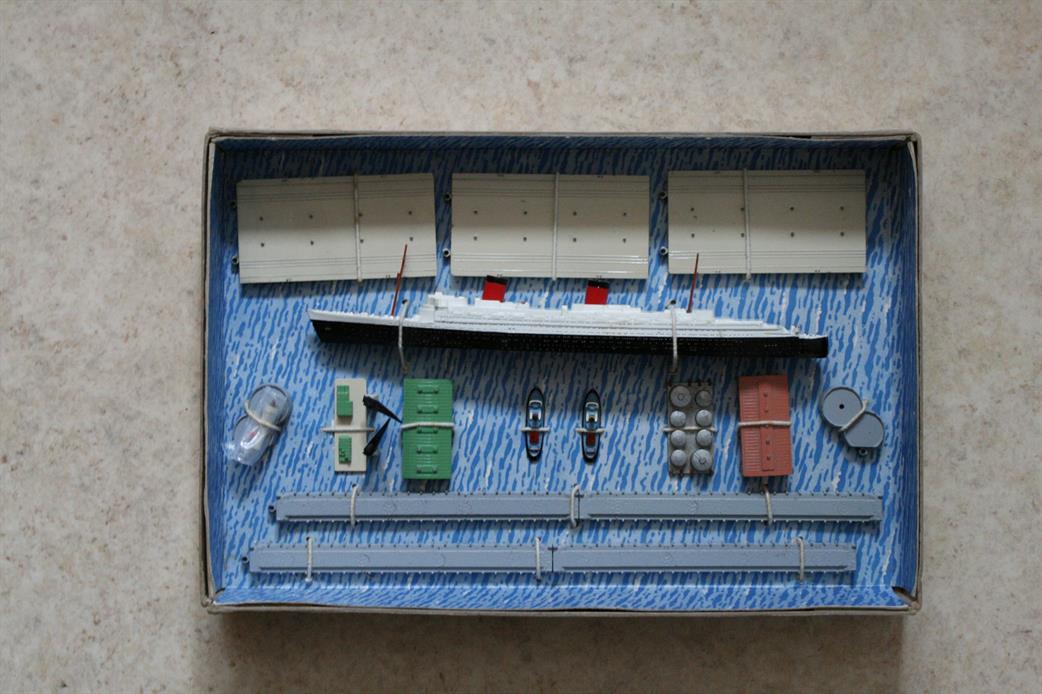 Tri-ang Minic 1/1200 M891 Triang Minic RMS Queen Elizabeth Presentation Set