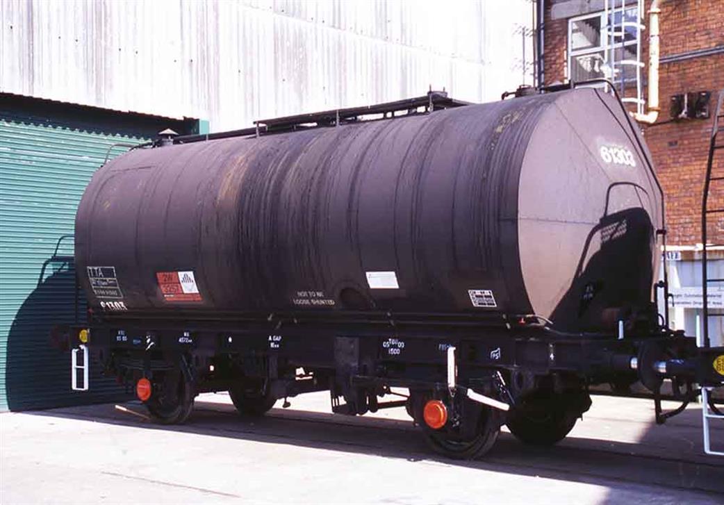 Bachmann OO 37-561 45 Ton TTA Class B Tank Wagon Plain Black Weathered