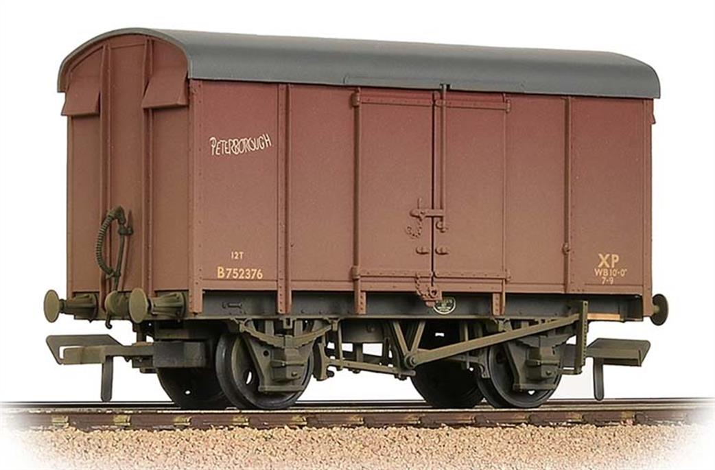 Bachmann OO 38-077 BR 12-Ton SR Design Plywood Sided Ventilated Box Van BR Goods Bauxite Late Weathered