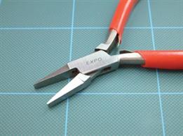 Flat nose plier with plain jaws