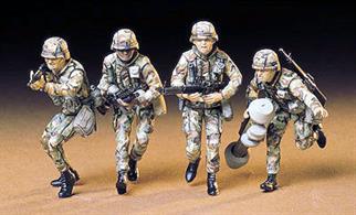 4 figure set of Modern US infantry soldiers including weapons and equipment.Glue and paints are required