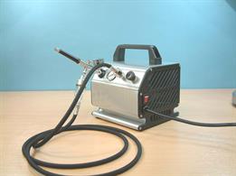 Expo Airbrush and Compressor AB602 is a Fantastic Deal comprises a high quality dual action gravity feed airbrush with an oil-less piston compressor, plus a braided air hose.