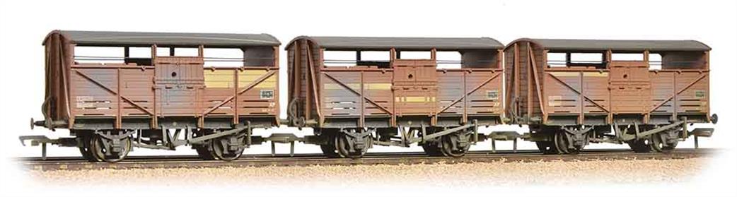 Bachmann 37-716 BR Cattle Wagons Pack of Three BR Bauxite Late Weathered OO