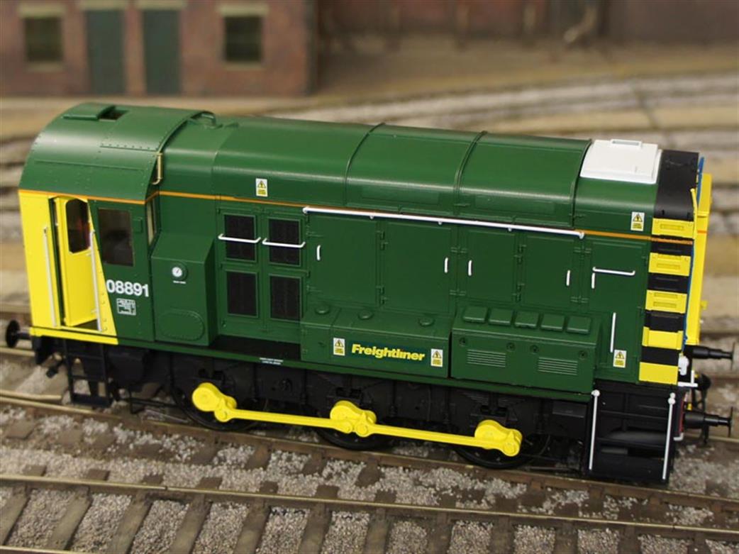 Dapol O Gauge 7D-008-016 BR 08891 Class 08 Shunter Plain Bonnet Doors Freightliner Green Livery