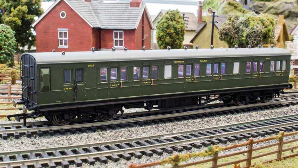 Hornby R4718A SR Maunsell 58' Six Compartment Lavatory Brake Third Class Non-Corridor Coach SR Olive Green OO