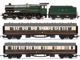 The GWR County of Merioneth express passenger train pack consists of locomotive 1019 County of Merioneth, GWR brake third class coach 4942 and GWR composite coach 6138.