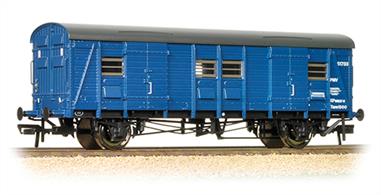 Bachmann Branchline 39-528 OO Gauge Southern CCT Covered Carriage Truck Britsh Rail Blue Livery.A finely detailed model of the Southern Railway 4-wheel passenger luggage van. These were a standard Southern design, originally created for the SECR, with examples still being built in the early 1950s.This model is painted in the BR corporate blue livery and completed with a weathered finish.Era 3