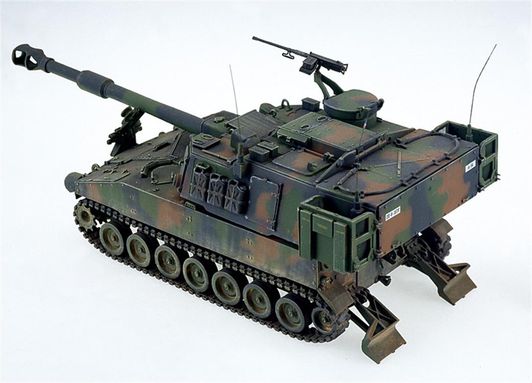 Italeri 1/35 372 M-109 A-6 Paladin SP Gun Kit