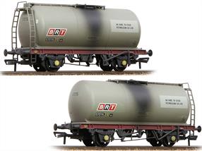 A detailed model of the 45-tonne GLW 2 axle / 4 wheeled oil tank wagon finished in grey livery with Esso markings.